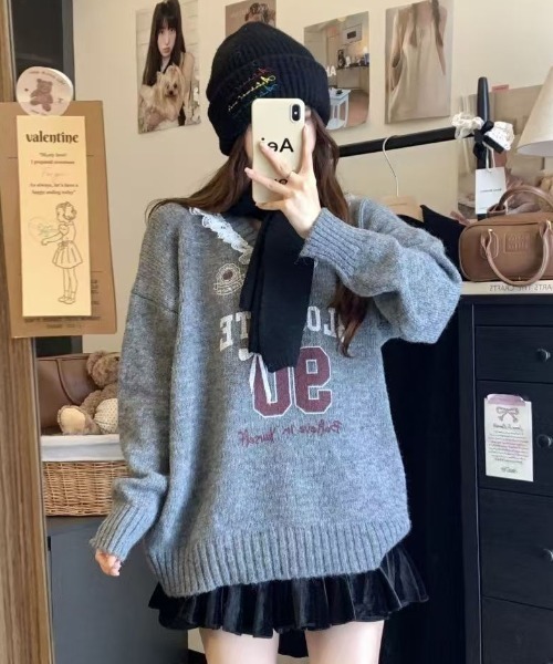 Uenui（ウニュイ）の「【 cunii 】 レース襟付き カレッジ ロゴ ニット 秋冬新作（ニット/セーター・レディース・ホワイト/ピンク/グレー/カーキ/ネイビー・FREE）」の6枚目の写真