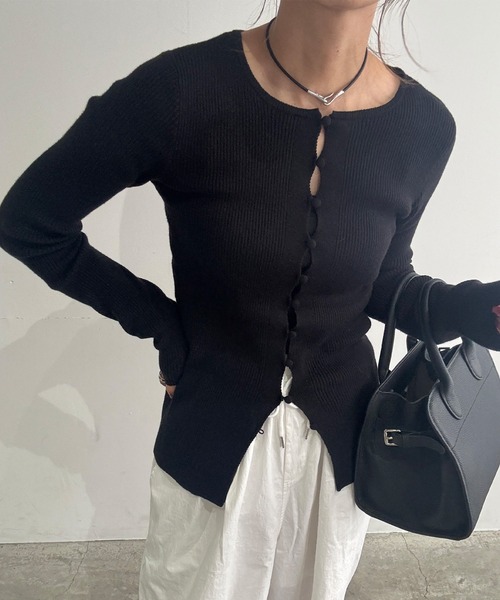 ISOOK（アイスー）の「ボタンリブカーディガン(chiica select) / リブニット 長袖 クルーネック ロング丈 チュニック ロングスリーブ 赤ニット 無地 ブラック アイボリー ブラウン レッド 白 黒 茶 赤 ZOZOTOWN限定色（カーディガン/ボレロ・レディース・アイボリー/ブラック/ブラウン/レッド・FREE）」の2枚目の写真