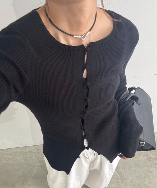 ISOOK（アイスー）の「ボタンリブカーディガン(chiica select) / リブニット 長袖 クルーネック ロング丈 チュニック ロングスリーブ 赤ニット 無地 ブラック アイボリー ブラウン レッド 白 黒 茶 赤 ZOZOTOWN限定色（カーディガン/ボレロ・レディース・アイボリー/ブラック/ブラウン/レッド・FREE）」の9枚目の写真