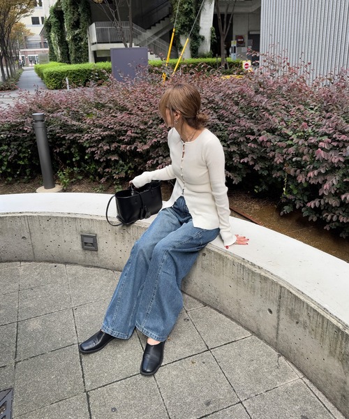 ISOOK（アイスー）の「ボタンリブカーディガン(chiica select) / リブニット 長袖 クルーネック ロング丈 チュニック ロングスリーブ 赤ニット 無地 ブラック アイボリー ブラウン レッド 白 黒 茶 赤 ZOZOTOWN限定色（カーディガン/ボレロ・レディース・アイボリー/ブラック/ブラウン/レッド・FREE）」の6枚目の写真