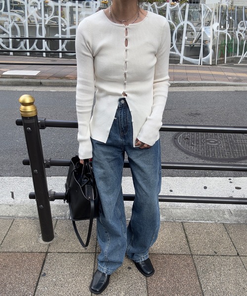 ISOOK（アイスー）の「ボタンリブカーディガン(chiica select) / リブニット 長袖 クルーネック ロング丈 チュニック ロングスリーブ 赤ニット 無地 ブラック アイボリー ブラウン レッド 白 黒 茶 赤 ZOZOTOWN限定色（カーディガン/ボレロ・レディース・アイボリー/ブラック/ブラウン/レッド・FREE）」の7枚目の写真