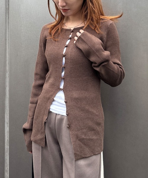 ISOOK（アイスー）の「ボタンリブカーディガン(chiica select) / リブニット 長袖 クルーネック ロング丈 チュニック ロングスリーブ 赤ニット 無地 ブラック アイボリー ブラウン レッド 白 黒 茶 赤 ZOZOTOWN限定色（カーディガン/ボレロ・レディース・アイボリー/ブラック/ブラウン/レッド・FREE）」の13枚目の写真