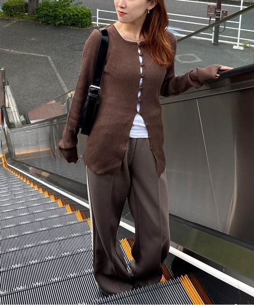 ISOOK（アイスー）の「ボタンリブカーディガン(chiica select) / リブニット 長袖 クルーネック ロング丈 チュニック ロングスリーブ 赤ニット 無地 ブラック アイボリー ブラウン レッド 白 黒 茶 赤 ZOZOTOWN限定色（カーディガン/ボレロ・レディース・アイボリー/ブラック/ブラウン/レッド・FREE）」の14枚目の写真