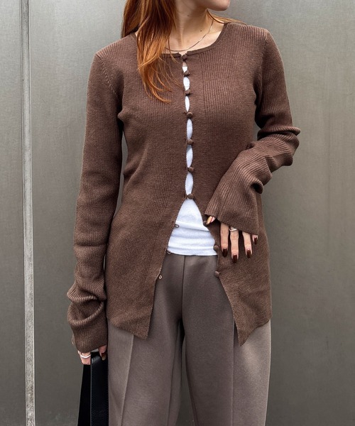 ISOOK（アイスー）の「ボタンリブカーディガン(chiica select) / リブニット 長袖 クルーネック ロング丈 チュニック ロングスリーブ 赤ニット 無地 ブラック アイボリー ブラウン レッド 白 黒 茶 赤 ZOZOTOWN限定色（カーディガン/ボレロ・レディース・アイボリー/ブラック/ブラウン/レッド・FREE）」の15枚目の写真