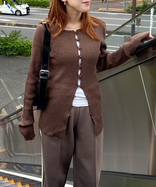 ISOOK（アイスー）の「ボタンリブカーディガン(chiica select) / リブニット 長袖 クルーネック ロング丈 チュニック ロングスリーブ 赤ニット 無地 ブラック アイボリー ブラウン レッド 白 黒 茶 赤 ZOZOTOWN限定色（カーディガン/ボレロ・レディース・アイボリー/ブラック/ブラウン/レッド・FREE）」の12枚目の写真