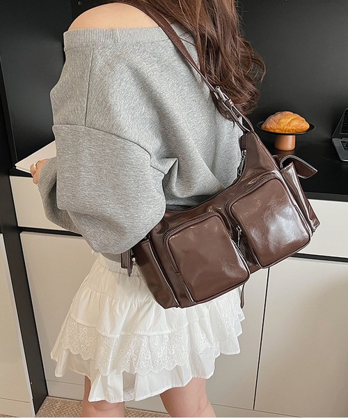 TABI PAL(タビパル)の「アウトポケット ショルダーバッグ(ショルダーバッグ・レディース・ブラウン/レッド/ブラック・FREE)」の3枚目の写真