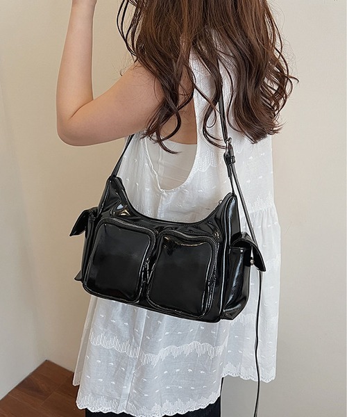 TABI PAL(タビパル)の「アウトポケット ショルダーバッグ(ショルダーバッグ・レディース・ブラウン/レッド/ブラック・FREE)」の2枚目の写真