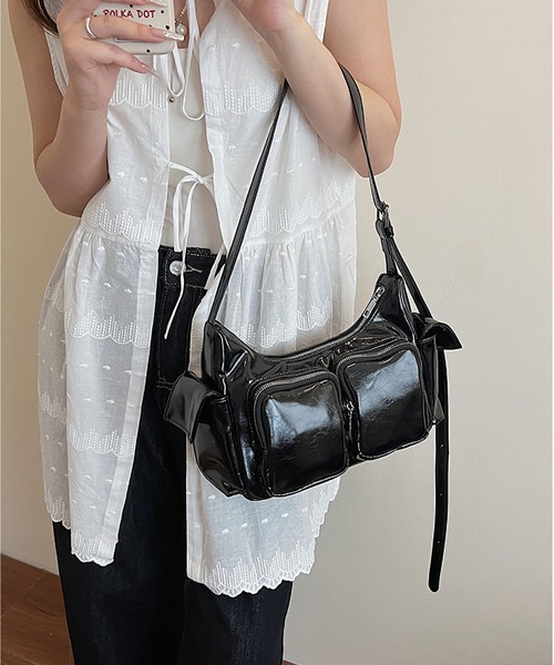 TABI PAL(タビパル)の「アウトポケット ショルダーバッグ(ショルダーバッグ・レディース・ブラウン/レッド/ブラック・FREE)」の4枚目の写真