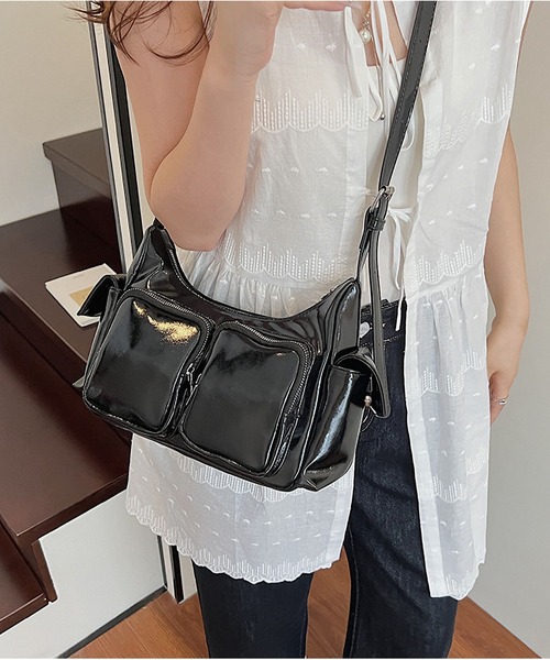 TABI PAL(タビパル)の「アウトポケット ショルダーバッグ(ショルダーバッグ・レディース・ブラウン/レッド/ブラック・FREE)」の5枚目の写真