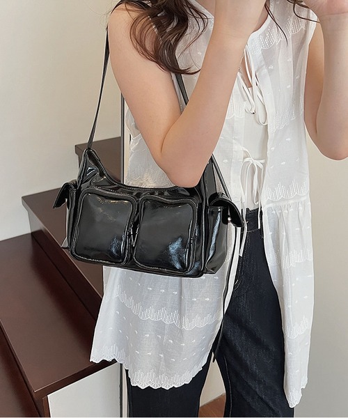 TABI PAL(タビパル)の「アウトポケット ショルダーバッグ(ショルダーバッグ・レディース・ブラウン/レッド/ブラック・FREE)」の6枚目の写真