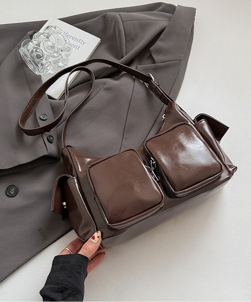 TABI PAL(タビパル)の「アウトポケット ショルダーバッグ(ショルダーバッグ・レディース・ブラウン/レッド/ブラック・FREE)」の12枚目の写真