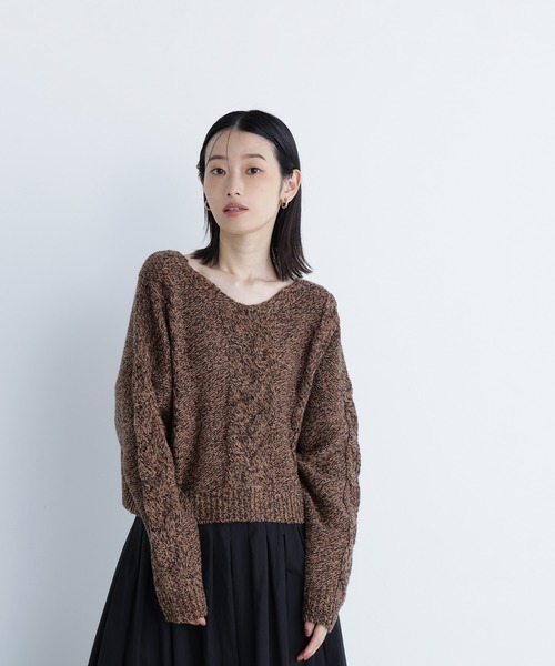 NATURAL BEAUTY BASIC(ナチュラルビューティーベーシック)の「◇Vネックケーブルニット(ニット/セーター・レディース・レッド系その他/グリーン系その他3/ブラウン系その他・FREE)」の2枚目の写真