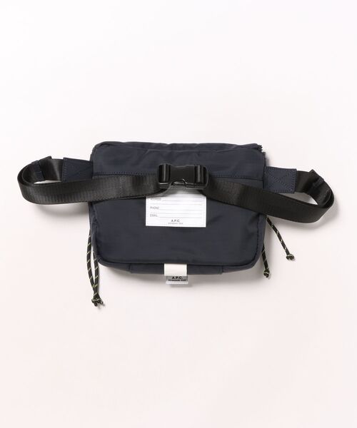 A.P.C.(アーペーセー)の「BANANE TREK(ボディバッグ/ウエストポーチ・メンズ・ダークネイビー・ONESIZE)」の3枚目の写真