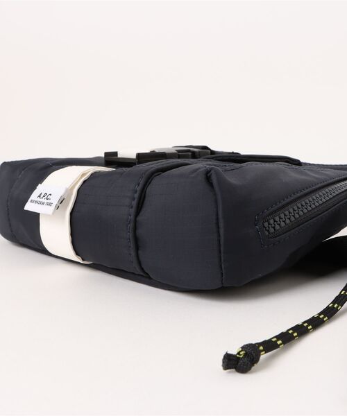 A.P.C.(アーペーセー)の「BANANE TREK(ボディバッグ/ウエストポーチ・メンズ・ダークネイビー・ONESIZE)」の4枚目の写真