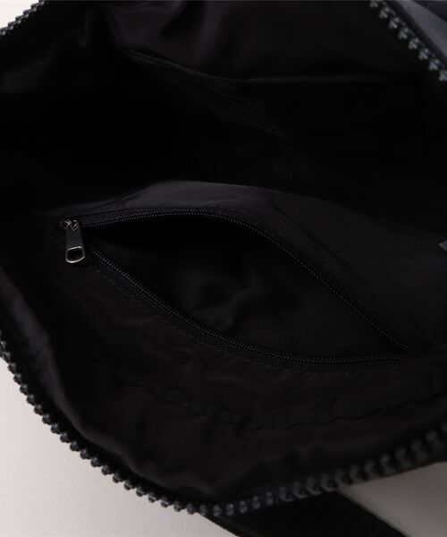 A.P.C.(アーペーセー)の「BANANE TREK(ボディバッグ/ウエストポーチ・メンズ・ダークネイビー・ONESIZE)」の5枚目の写真