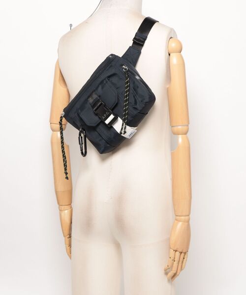 A.P.C.(アーペーセー)の「BANANE TREK(ボディバッグ/ウエストポーチ・メンズ・ダークネイビー・ONESIZE)」の2枚目の写真