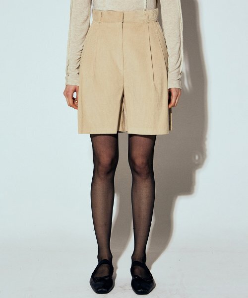 NICK&NICOLE(ニックアンドニコール)の「CORDUROY TWO TUCK BERMUDA PANTS_LIGHT BEIGE(その他パンツ・レディース・その他・LARGE/MEDIUM/SMALL)」の2枚目の写真