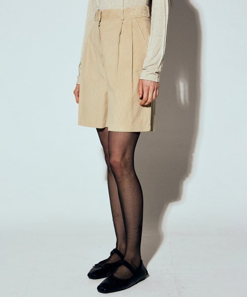 NICK&NICOLE(ニックアンドニコール)の「CORDUROY TWO TUCK BERMUDA PANTS_LIGHT BEIGE(その他パンツ・レディース・その他・LARGE/MEDIUM/SMALL)」の3枚目の写真