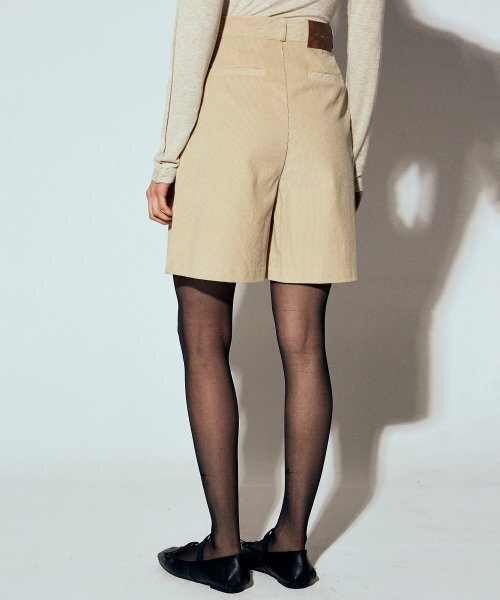NICK&NICOLE(ニックアンドニコール)の「CORDUROY TWO TUCK BERMUDA PANTS_LIGHT BEIGE(その他パンツ・レディース・その他・LARGE/MEDIUM/SMALL)」の4枚目の写真
