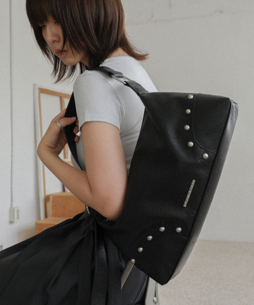 IUGAMAKARAS（イウガマカラス）の「Studded Hobo Bag (Black)（ショルダーバッグ・レディース・その他・FREE）」の2枚目の写真