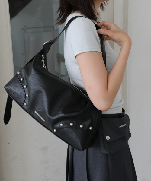 IUGAMAKARAS（イウガマカラス）の「Studded Hobo Bag (Black)（ショルダーバッグ・レディース・その他・FREE）」の3枚目の写真