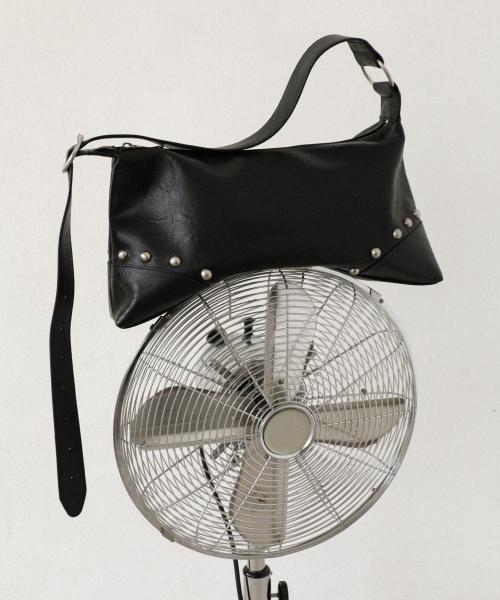 IUGAMAKARAS（イウガマカラス）の「Studded Hobo Bag (Black)（ショルダーバッグ・レディース・その他・FREE）」の4枚目の写真