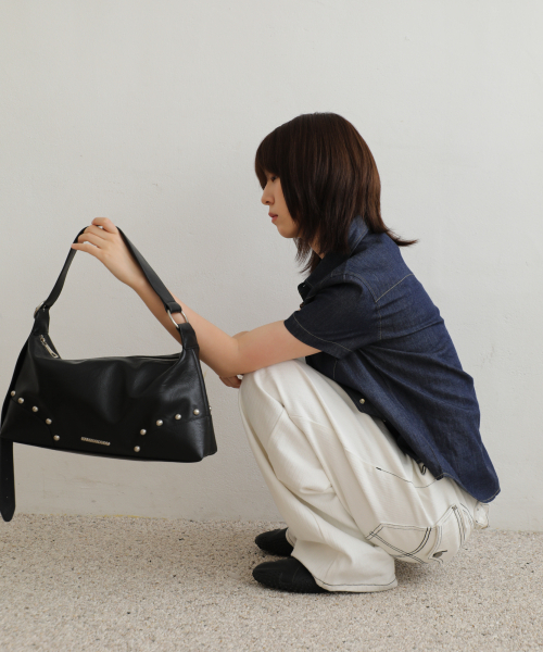 IUGAMAKARAS（イウガマカラス）の「Studded Hobo Bag (Black)（ショルダーバッグ・レディース・その他・FREE）」の5枚目の写真