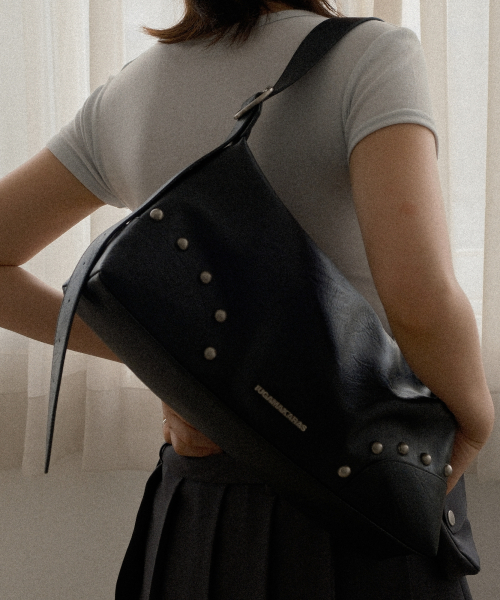 IUGAMAKARAS（イウガマカラス）の「Studded Hobo Bag (Black)（ショルダーバッグ・レディース・その他・FREE）」の6枚目の写真
