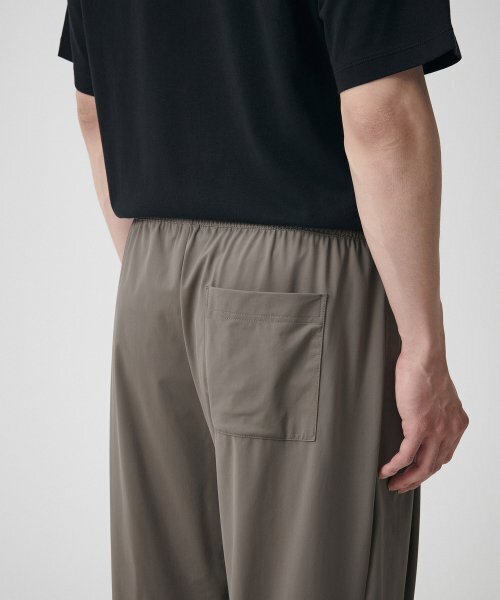 MUSINSA STANDARD（ムシンサスタンダード）の「クーリングディープタックワイドバンディングパンツ[ダスティベージュ]（スラックス・メンズ・その他・40/38/42/36/34/32/30/26/28）」の4枚目の写真