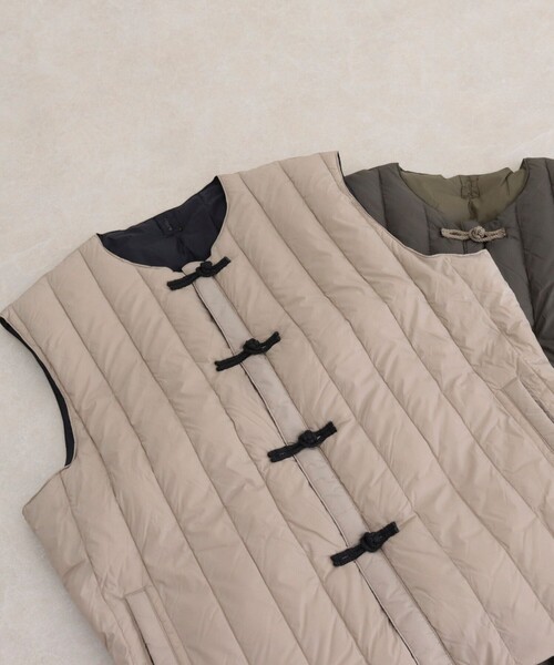 TAION(タイオン)の「【TAION/タイオン】REVERSIBLE CHINA BUTTON INNER DOWN VEST(ベスト・レディース・ベージュ/カーキ/ブラック・38)」の1枚目の写真