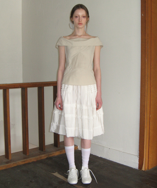 SINOON（シヌーン）の「OFF-SHOULDER PINTUCK BLOUSE (LIGHT BEIGE)（シャツ/ブラウス・レディース・オートミール・FREE）」の2枚目の写真