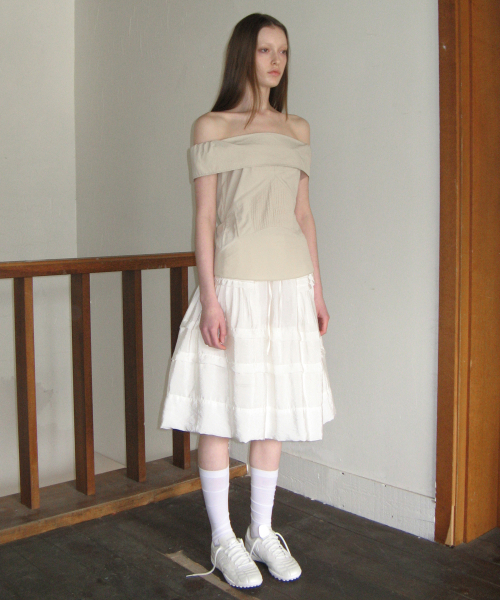 SINOON（シヌーン）の「OFF-SHOULDER PINTUCK BLOUSE (LIGHT BEIGE)（シャツ/ブラウス・レディース・オートミール・FREE）」の3枚目の写真