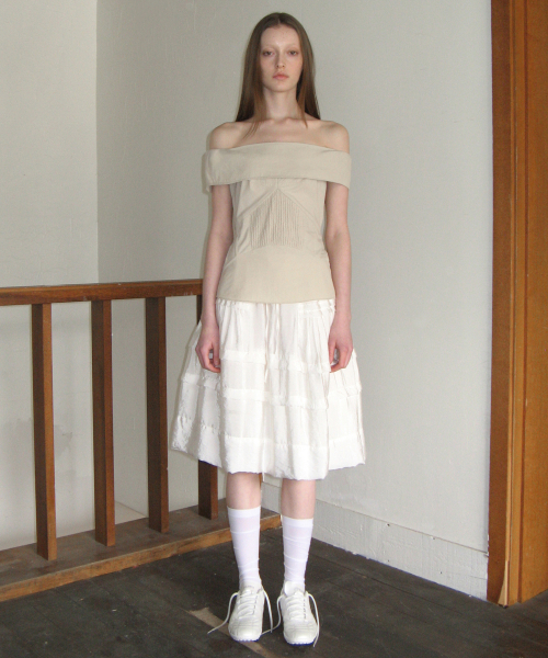 SINOON（シヌーン）の「OFF-SHOULDER PINTUCK BLOUSE (LIGHT BEIGE)（シャツ/ブラウス・レディース・オートミール・FREE）」の4枚目の写真