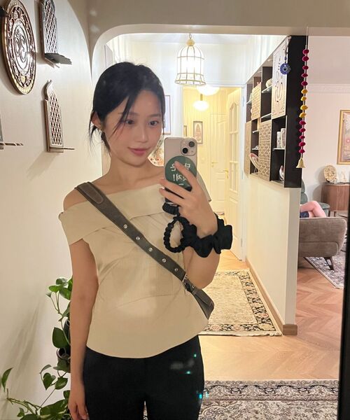 SINOON（シヌーン）の「OFF-SHOULDER PINTUCK BLOUSE (LIGHT BEIGE)（シャツ/ブラウス・レディース・オートミール・FREE）」の5枚目の写真