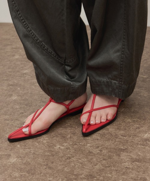 ADAM ET ROPE'（アダムエロペ）の「バックストラップフラットサンダル（サンダル・レディース・ブラック/レッド/キャメル・24/23.5/23/24.5）」の3枚目の写真