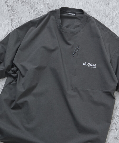 WILD THINGS（ワイルドシングス）の「限定展開 WILD THINGS/ワイルドシングス WILD THINGS×FREAK'S STORE/ワイルドシングス 別注 ビッグシルエット コットンタッチ テック ポケットTシャツ（Tシャツ/カットソー・メンズ・ブラック/グレイッシュベージュ/スミクロ・SMALL/LARGE/MEDIUM）」の2枚目の写真