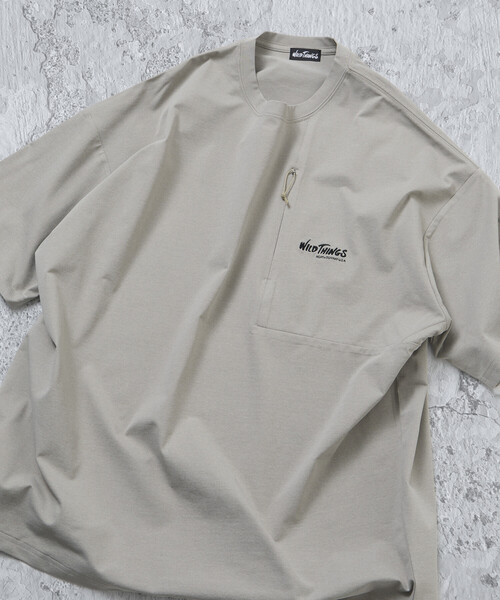 WILD THINGS（ワイルドシングス）の「限定展開 WILD THINGS/ワイルドシングス WILD THINGS×FREAK'S STORE/ワイルドシングス 別注 ビッグシルエット コットンタッチ テック ポケットTシャツ（Tシャツ/カットソー・メンズ・ブラック/グレイッシュベージュ/スミクロ・SMALL/LARGE/MEDIUM）」の3枚目の写真