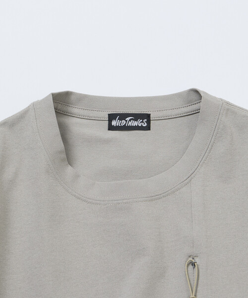 WILD THINGS（ワイルドシングス）の「限定展開 WILD THINGS/ワイルドシングス WILD THINGS×FREAK'S STORE/ワイルドシングス 別注 ビッグシルエット コットンタッチ テック ポケットTシャツ（Tシャツ/カットソー・メンズ・ブラック/グレイッシュベージュ/スミクロ・SMALL/LARGE/MEDIUM）」の21枚目の写真