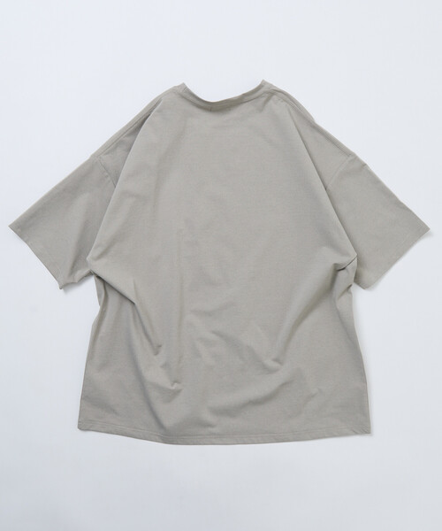 WILD THINGS（ワイルドシングス）の「限定展開 WILD THINGS/ワイルドシングス WILD THINGS×FREAK'S STORE/ワイルドシングス 別注 ビッグシルエット コットンタッチ テック ポケットTシャツ（Tシャツ/カットソー・メンズ・ブラック/グレイッシュベージュ/スミクロ・SMALL/LARGE/MEDIUM）」の14枚目の写真