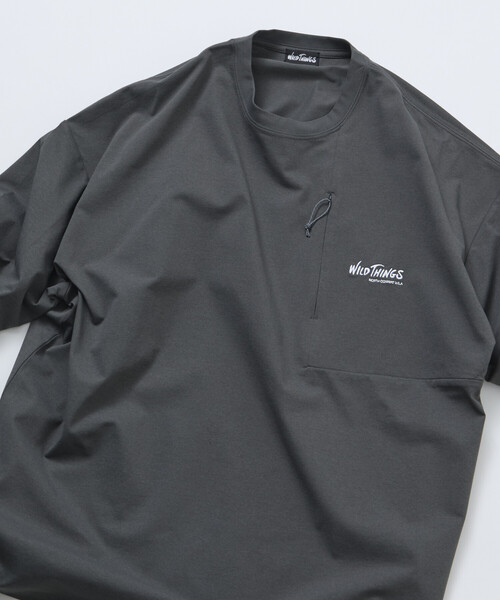 WILD THINGS（ワイルドシングス）の「限定展開 WILD THINGS/ワイルドシングス WILD THINGS×FREAK'S STORE/ワイルドシングス 別注 ビッグシルエット コットンタッチ テック ポケットTシャツ（Tシャツ/カットソー・メンズ・ブラック/グレイッシュベージュ/スミクロ・SMALL/LARGE/MEDIUM）」の17枚目の写真