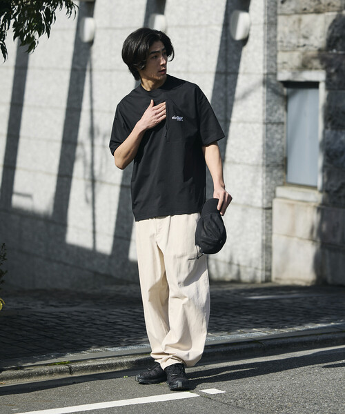 WILD THINGS（ワイルドシングス）の「限定展開 WILD THINGS/ワイルドシングス WILD THINGS×FREAK'S STORE/ワイルドシングス 別注 ビッグシルエット コットンタッチ テック ポケットTシャツ（Tシャツ/カットソー・メンズ・ブラック/グレイッシュベージュ/スミクロ・SMALL/LARGE/MEDIUM）」の11枚目の写真