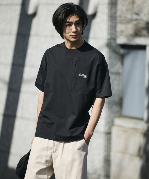 WILD THINGS（ワイルドシングス）の「限定展開 WILD THINGS/ワイルドシングス WILD THINGS×FREAK'S STORE/ワイルドシングス 別注 ビッグシルエット コットンタッチ テック ポケットTシャツ（Tシャツ/カットソー・メンズ・ブラック/グレイッシュベージュ/スミクロ・SMALL/LARGE/MEDIUM）」の12枚目の写真