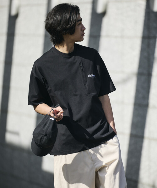 WILD THINGS（ワイルドシングス）の「限定展開 WILD THINGS/ワイルドシングス WILD THINGS×FREAK'S STORE/ワイルドシングス 別注 ビッグシルエット コットンタッチ テック ポケットTシャツ（Tシャツ/カットソー・メンズ・ブラック/グレイッシュベージュ/スミクロ・SMALL/LARGE/MEDIUM）」の4枚目の写真