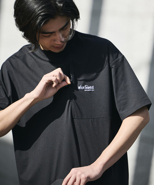 WILD THINGS（ワイルドシングス）の「限定展開 WILD THINGS/ワイルドシングス WILD THINGS×FREAK'S STORE/ワイルドシングス 別注 ビッグシルエット コットンタッチ テック ポケットTシャツ（Tシャツ/カットソー・メンズ・ブラック/グレイッシュベージュ/スミクロ・SMALL/LARGE/MEDIUM）」の7枚目の写真