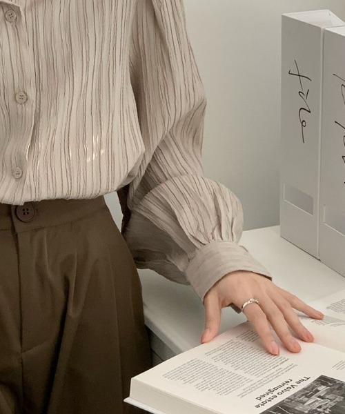 Beststore(ベストストア)の「【秋冬】大人レディな縦シワ加工 楊柳シフォンブラウス パフスリーブシャツ 落ち感(シャツ/ブラウス・レディース・グレイッシュベージュ/ブルー/オフホワイト・L/M)」の13枚目の写真