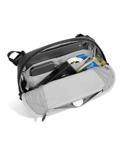 Aer（エアー）の「Aer DAY SLING 4 エアー デイスリング ミニショルダーバッグ クロスボディバッグ（ショルダーバッグ・メンズ・ブラック・FREE）」の5枚目の写真