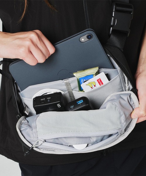 Aer（エアー）の「Aer DAY SLING 4 エアー デイスリング ミニショルダーバッグ クロスボディバッグ（ショルダーバッグ・メンズ・ブラック・FREE）」の9枚目の写真