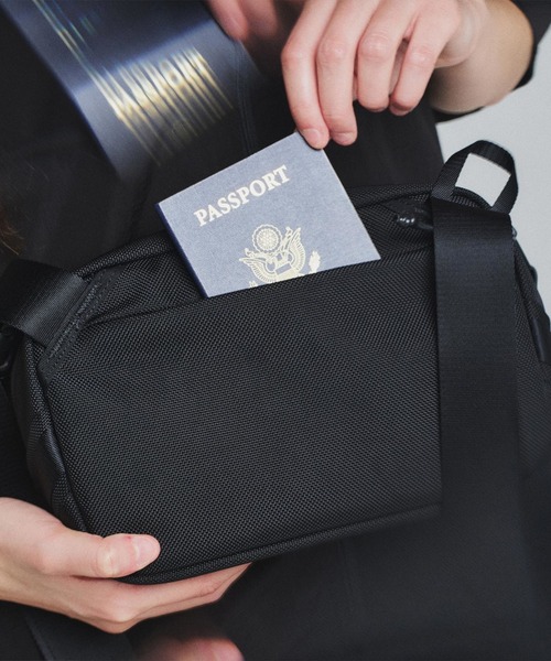 Aer（エアー）の「Aer DAY SLING 4 エアー デイスリング ミニショルダーバッグ クロスボディバッグ（ショルダーバッグ・メンズ・ブラック・FREE）」の2枚目の写真