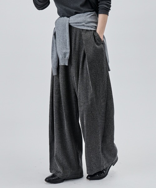 SINSS（シンス）の「Cross tuck wide straight slacks / クロスタックワイドストレートスラックス（スラックス・メンズ・グレー系その他/ブラック系その他・MEDIUM/SMALL/X-SMALL/X-LARGE/LARGE）」の2枚目の写真
