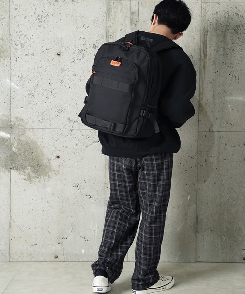 UNIVERSAL OVERALL（ユニバーサルオーバーオール）の「"07"≪UNIVERSAL OVERALL≫7ポケット/30L カラビナキーポルダー付き バックパック（バックパック/リュック・メンズ・ブラック・ONE SIZE）」の3枚目の写真